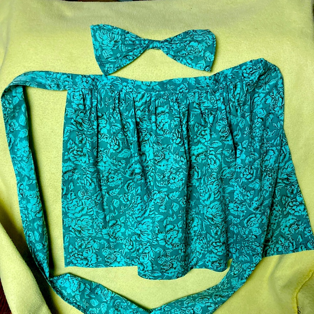 Kids apron with matching bow
